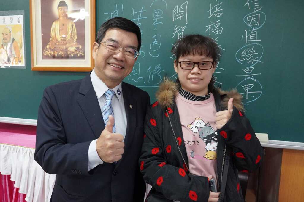 ▲大葉大學校友總會前理事長蔡啟仲(左)肯定醫工系林昱沛同學(右)積極的求學態度。（記者林郁芯翻攝）